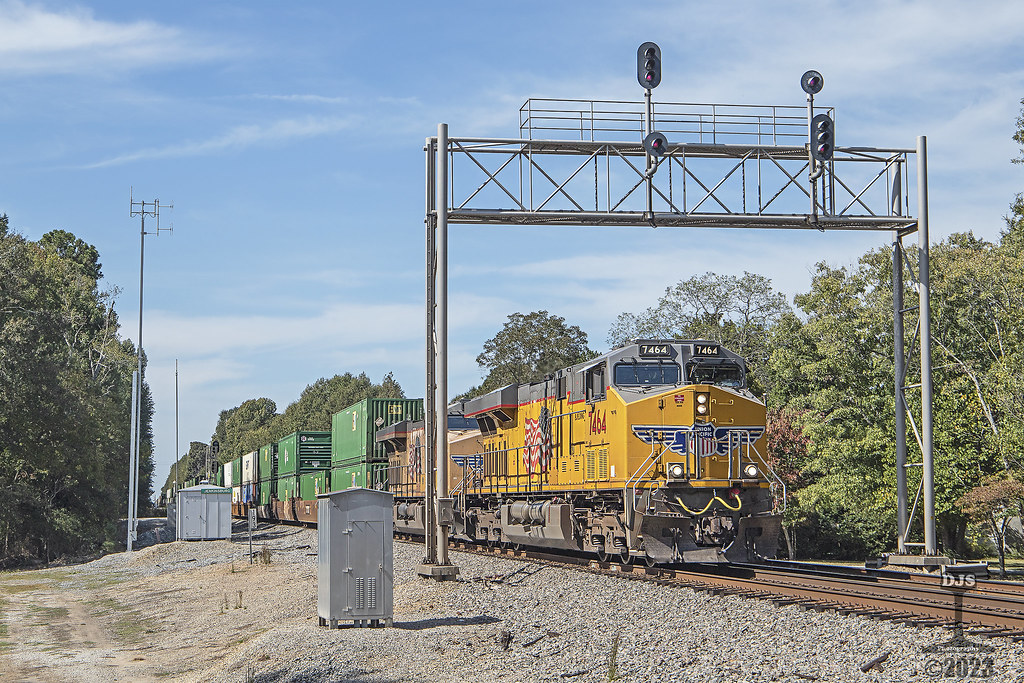 NS 229 strolls by Jenkinsburg, with a pair of UP… Flickr