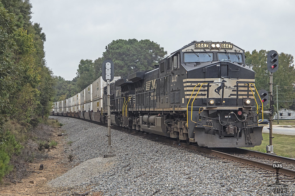 NS 287 is northbound at Locust Grove, on the Atl… Flickr