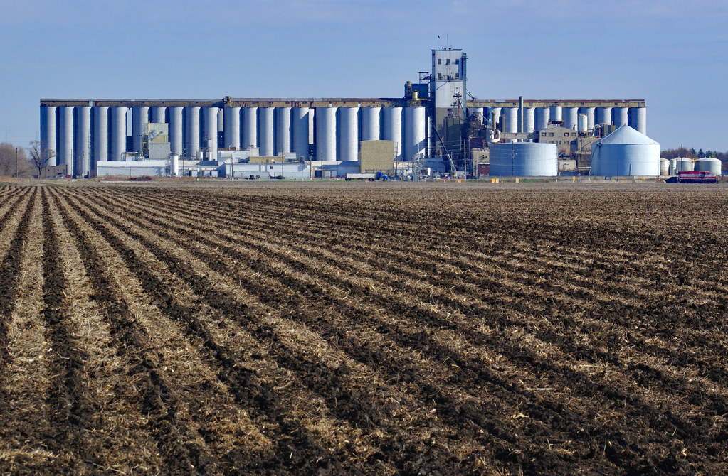 Grain elevator, Gibson City, Illinois_ Look closely for th… Flickr