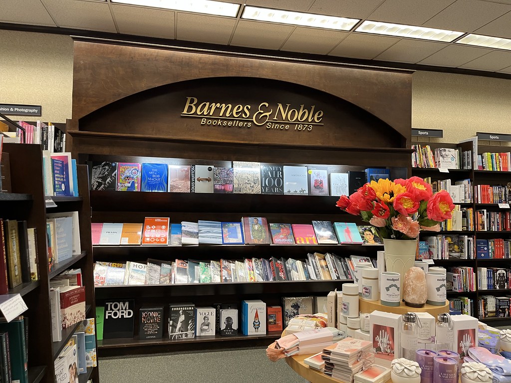 Barnes & Noble interior Barnes & Noble 2559 (20,433 squar… Flickr