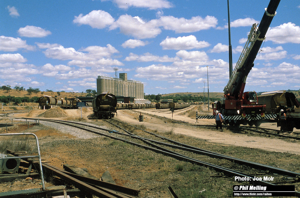J5172 Derailment Avon Yard Cranes after lifting up a grain… Flickr