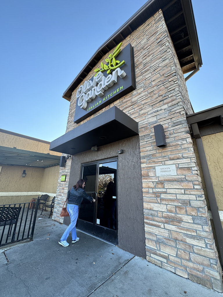 Mom walking into Olive Garden Greenwood, Indiana Sarah Stierch Flickr