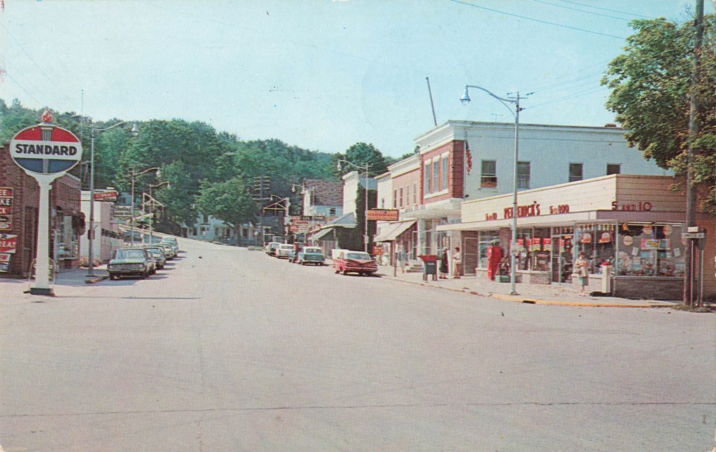 NW Beulah MI STANDARD OIL GAS STATION VIEW looking to the … Flickr