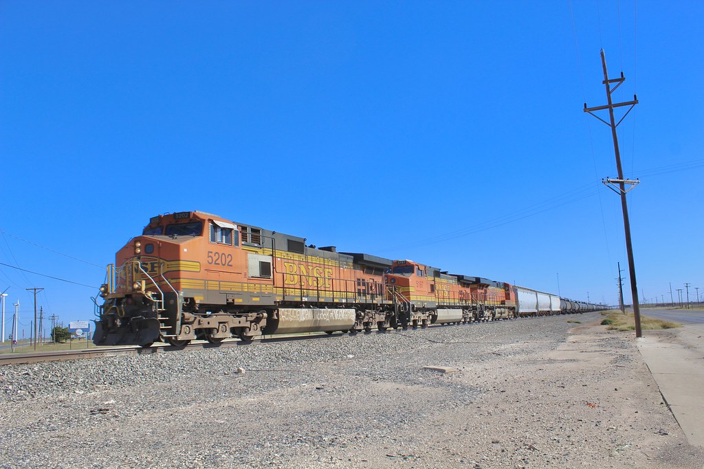 BNSF 5202 Lubbock Tx BNSF 5202 and train along Spur 331 ju… Flickr