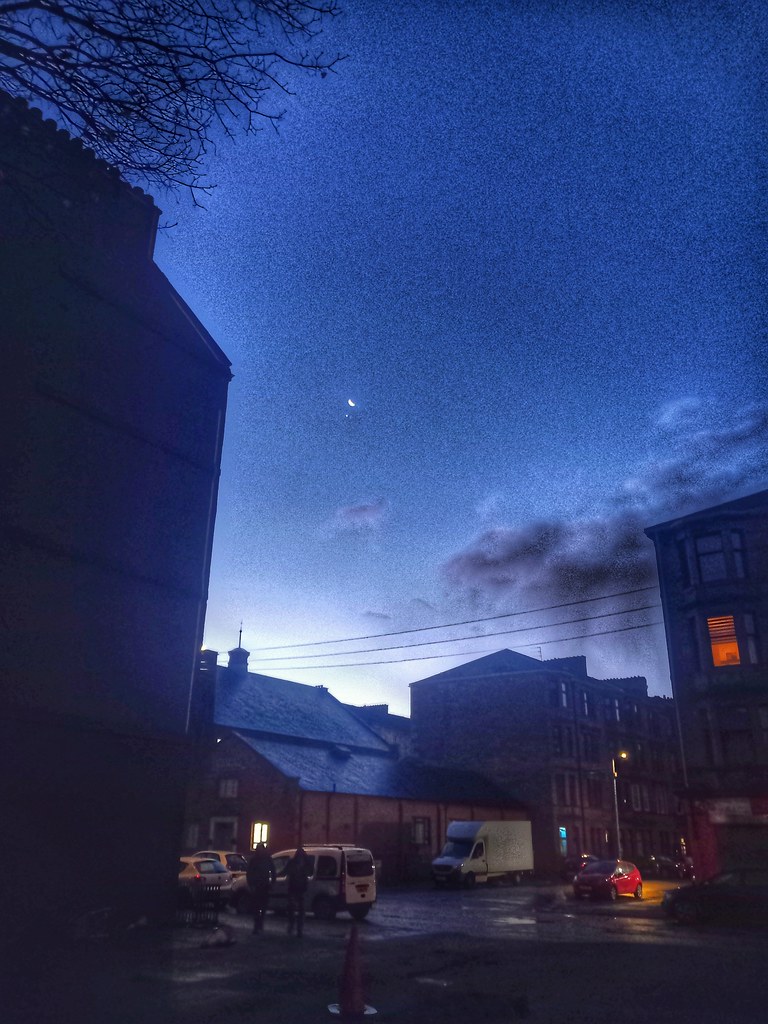 Linthouse, Glasgow. Looking Skywards whilst walking the Do… Flickr