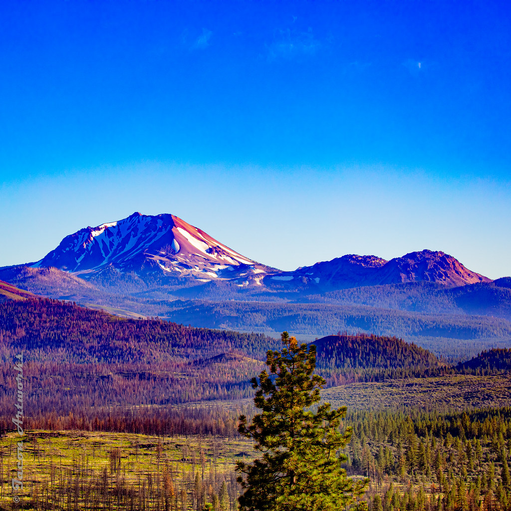 Mount Lassen Mount Lassen and the Chaos Crags in the setti… Flickr