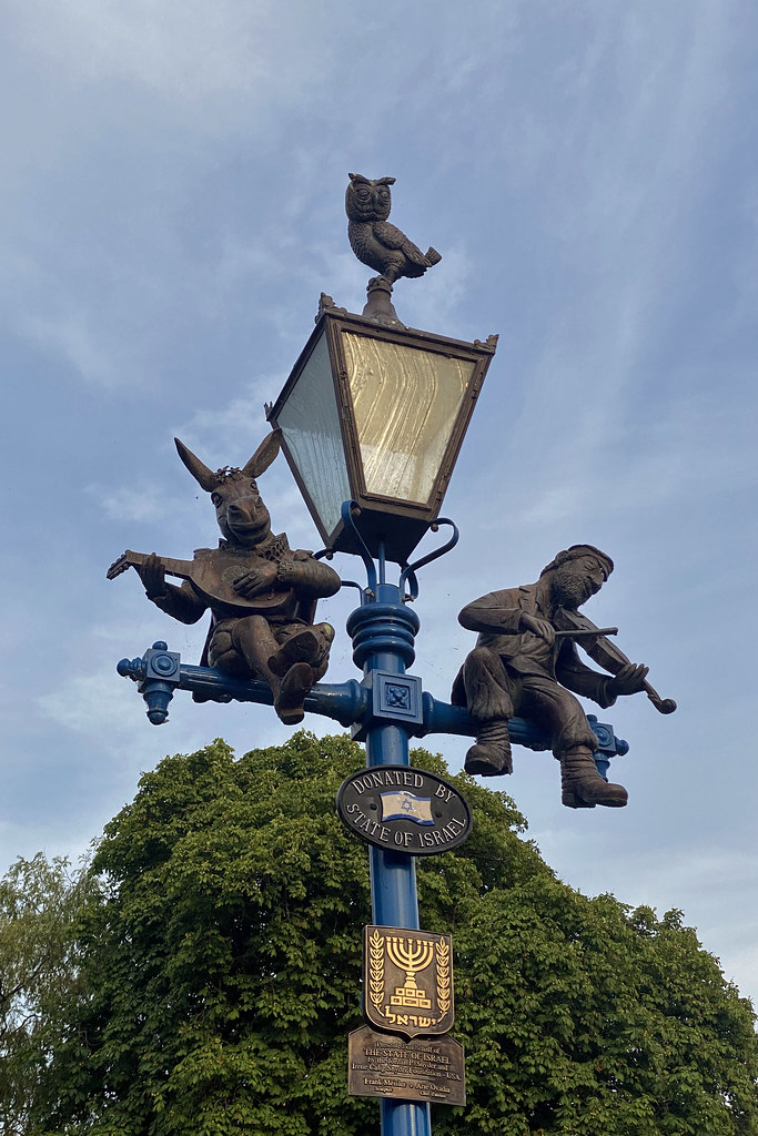 National and International Lamp Posts of StratforduponAv… Flickr