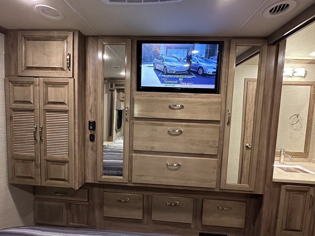 2019 Jayco Seneca 37TS Triple Slide 360HP Cummins Sleeps 8… Flickr