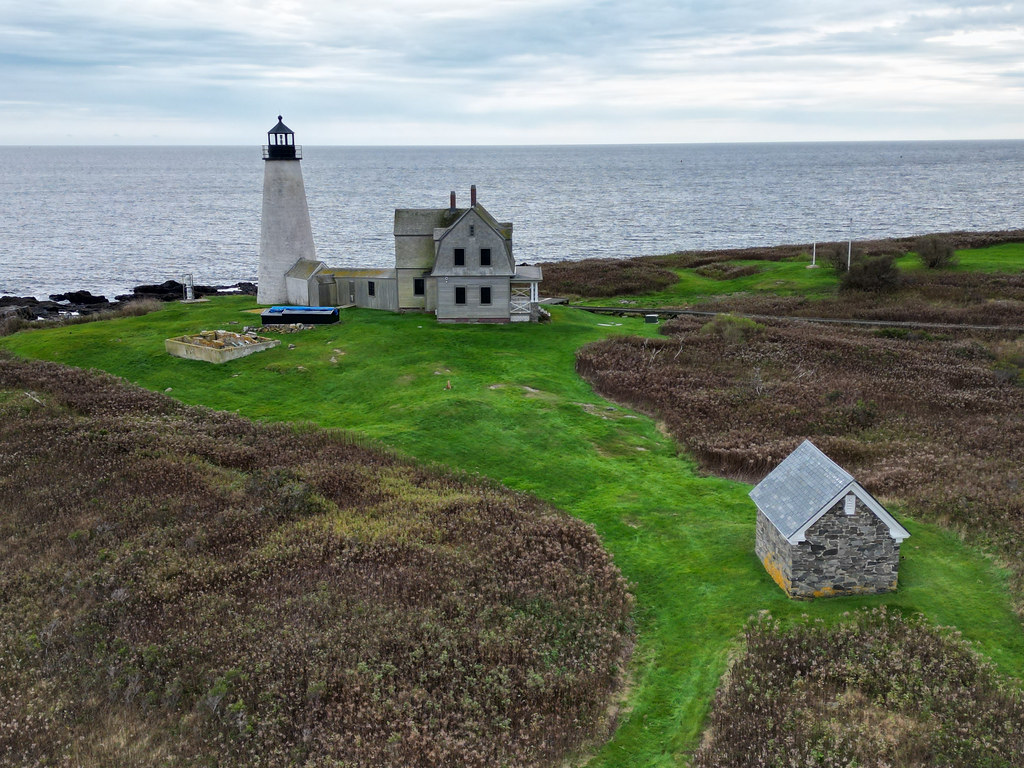 Wood Island Maine Wood Island Lighthouse. Notice the oil h… Flickr
