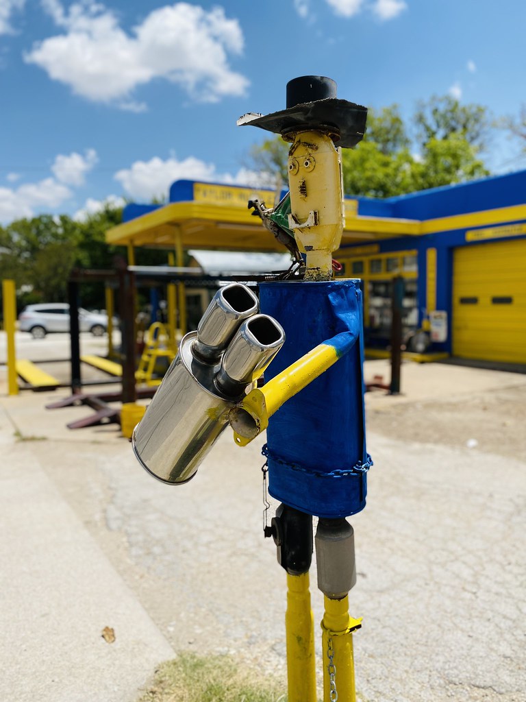 Muffler Man Seen in Taylor, TX Lon_Donner Flickr