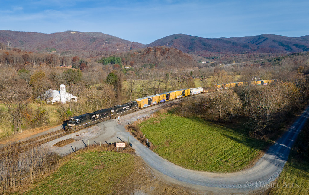NS 127. Wabun, VA. An EMD duo of an ACU and an SD70M2 pow… Flickr