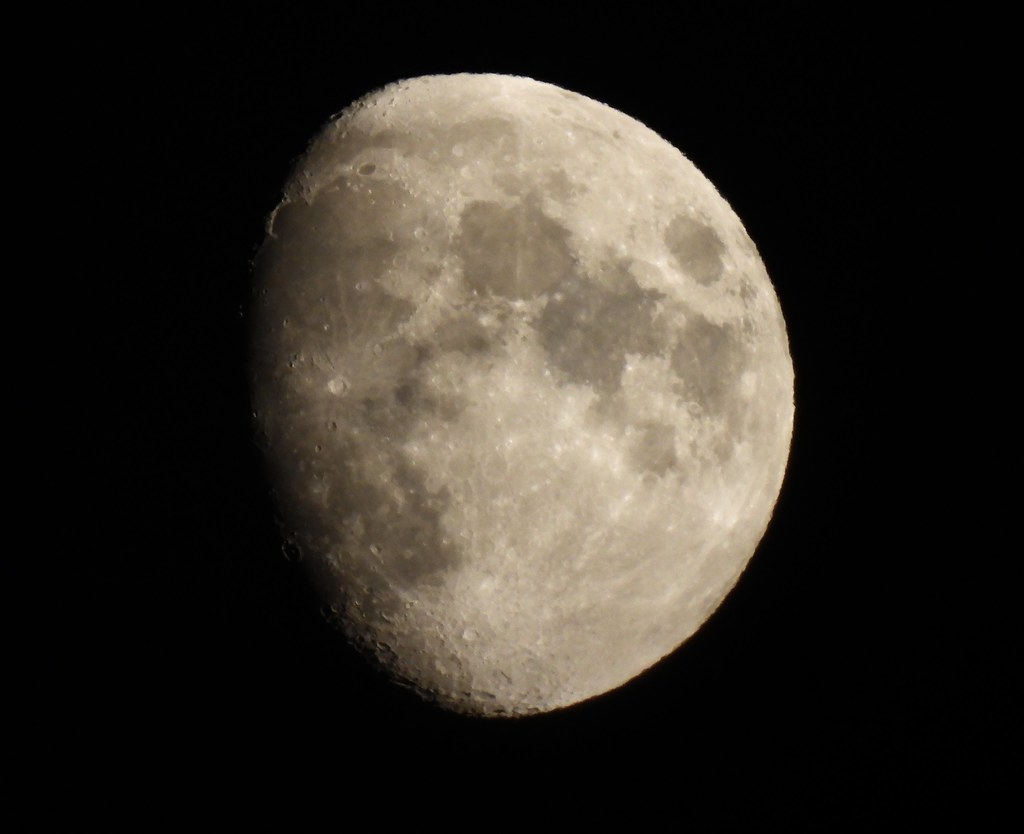 Moon Waxing Gibbous, Cwmbran 23 November 2023 The moon wax… Flickr