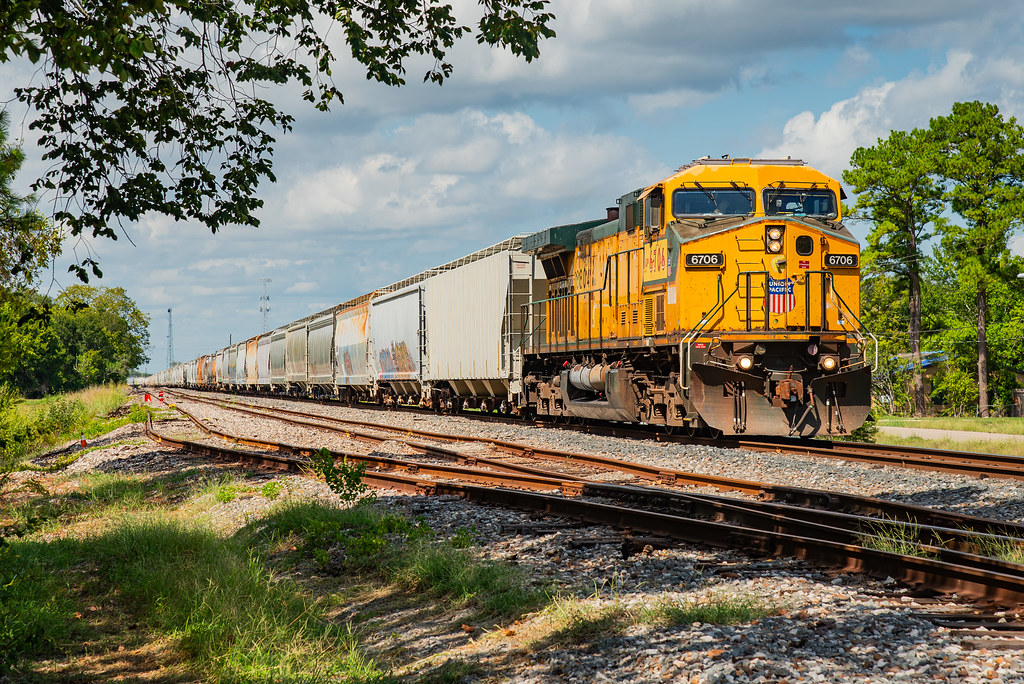 CNW on the MP Pulling out of Angleton Yard, UP 6706 starts… Flickr