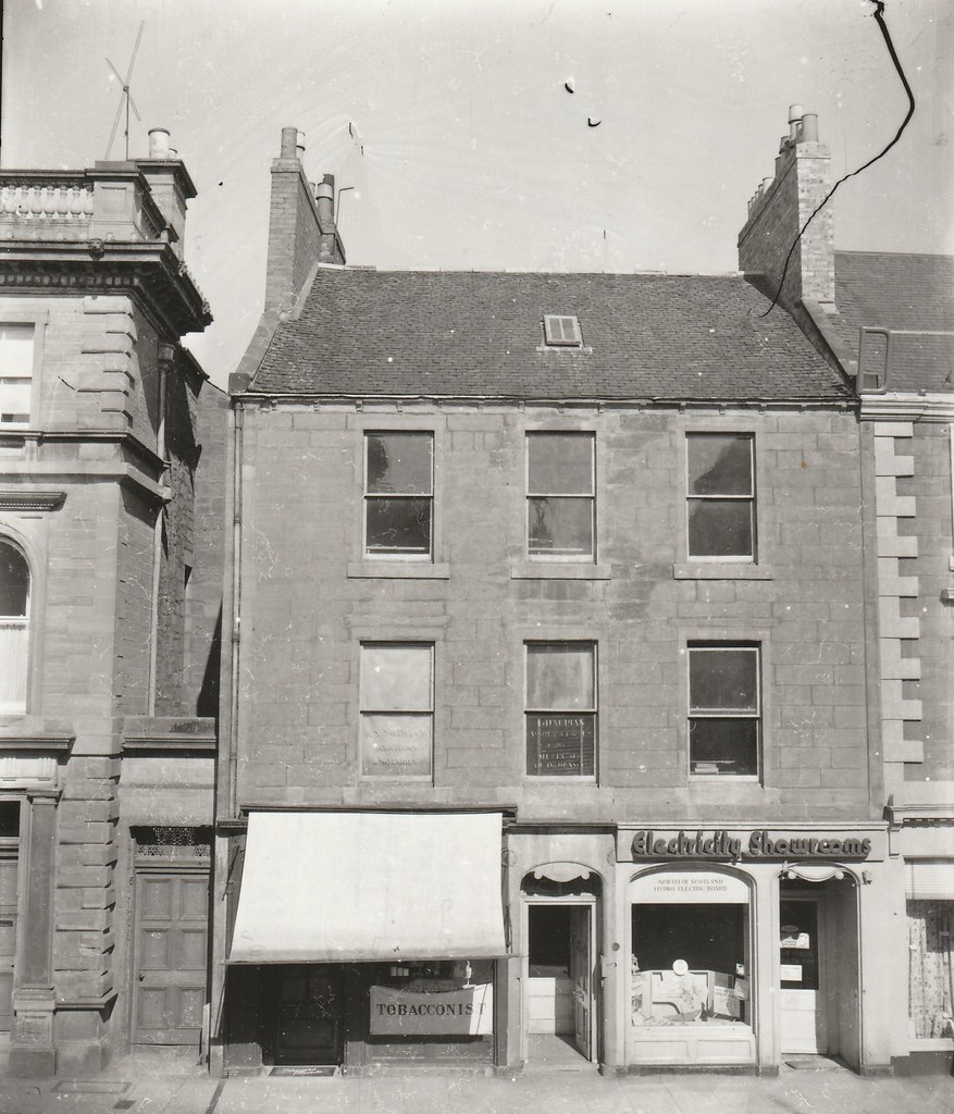 High Street shops next to Clydesdale Bank The two shops in… Flickr