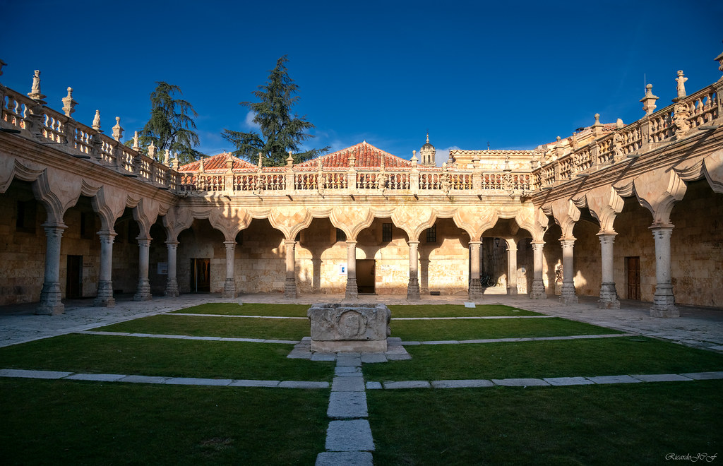 Universidad de Salamanca El Patio de Escuelas Menores es d… Flickr