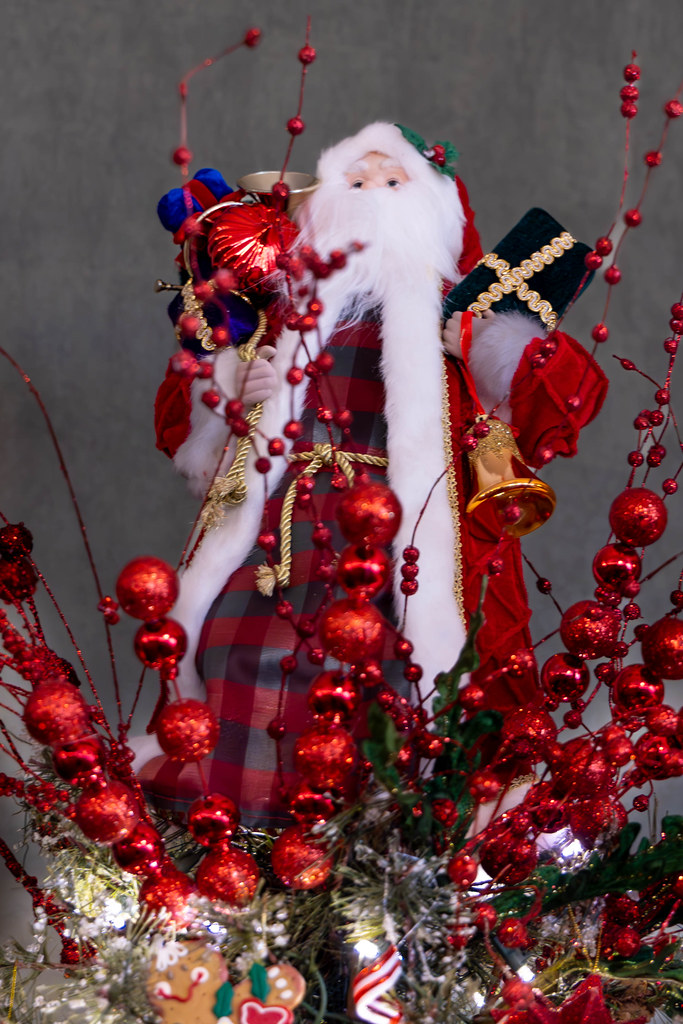 2023 Holiday Decorations at The Summit Members of the Reds… Flickr