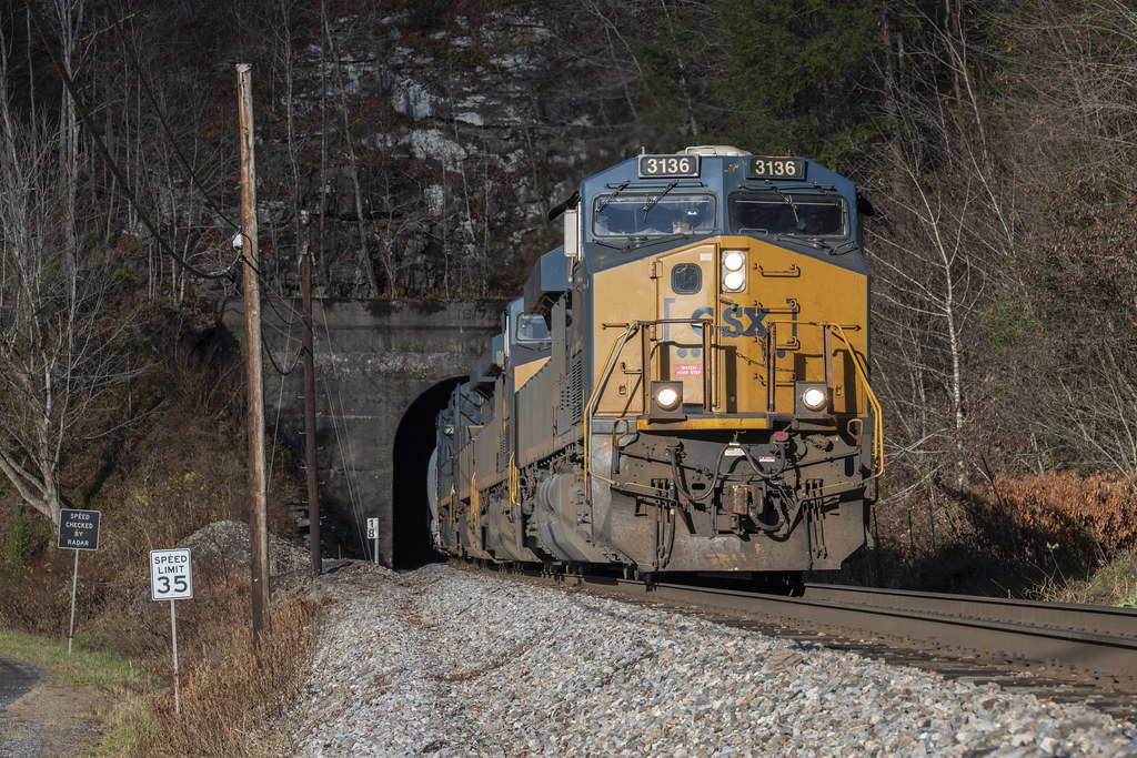 M693 SB Clinchco, VA 11182023 M693 catches a glimpse of su… Flickr