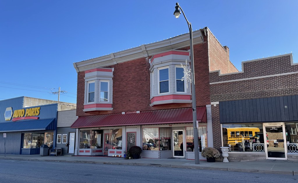 Downtown Oblong, Illinois Oblong, Illinois is a small town… Flickr