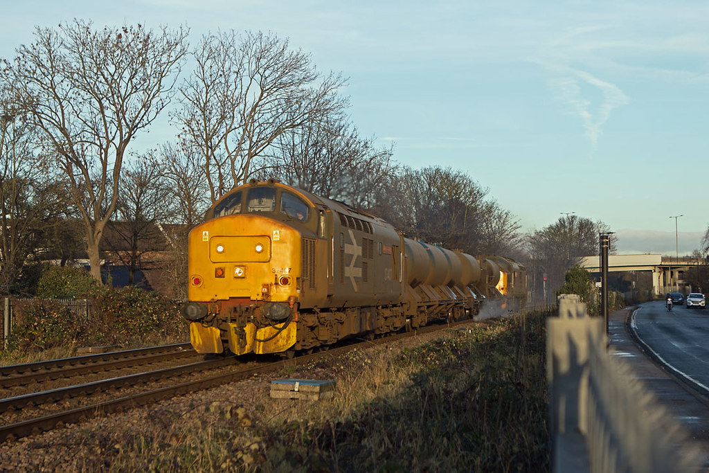 37407 37407 `Blackpool Tower' runs alongside Selby Street,… Flickr