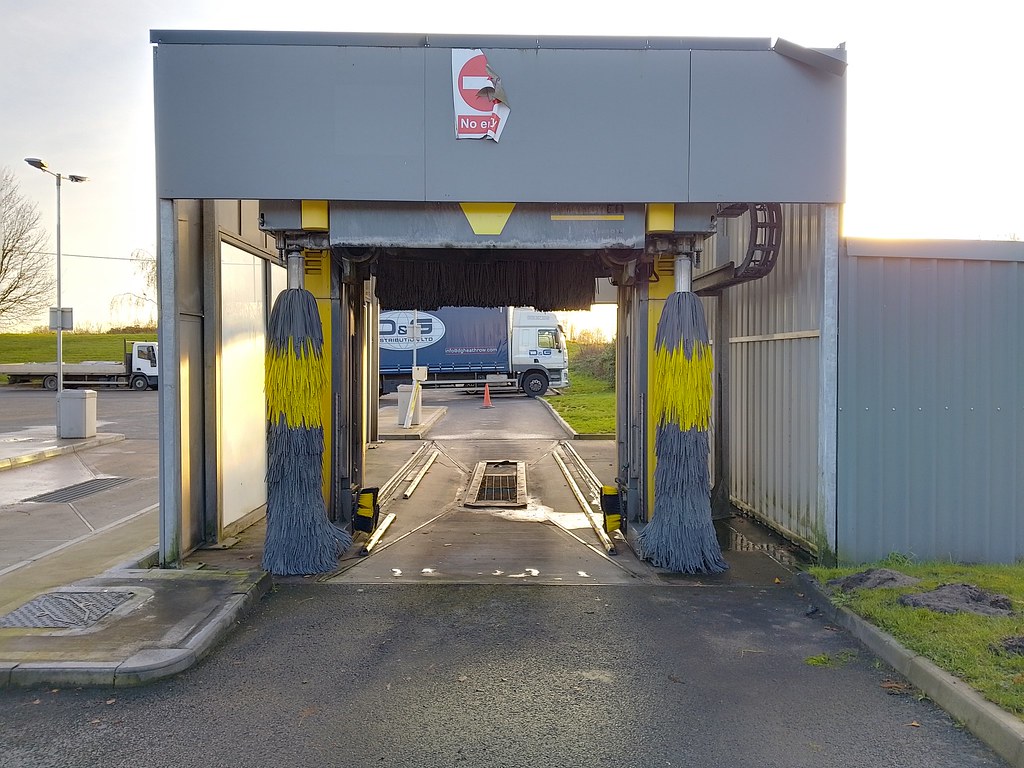 Esso car wash, Hayes Kärcher CB3 with grey and yellow brus… Flickr
