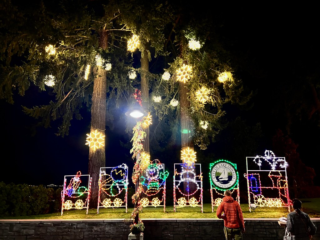 Christmas cheer. Lake Oswego. December 2023 drburtoni Flickr