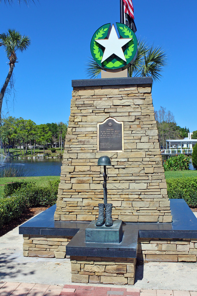 Veterans Memorial, New Port Richey Memorial by the pond at… Flickr