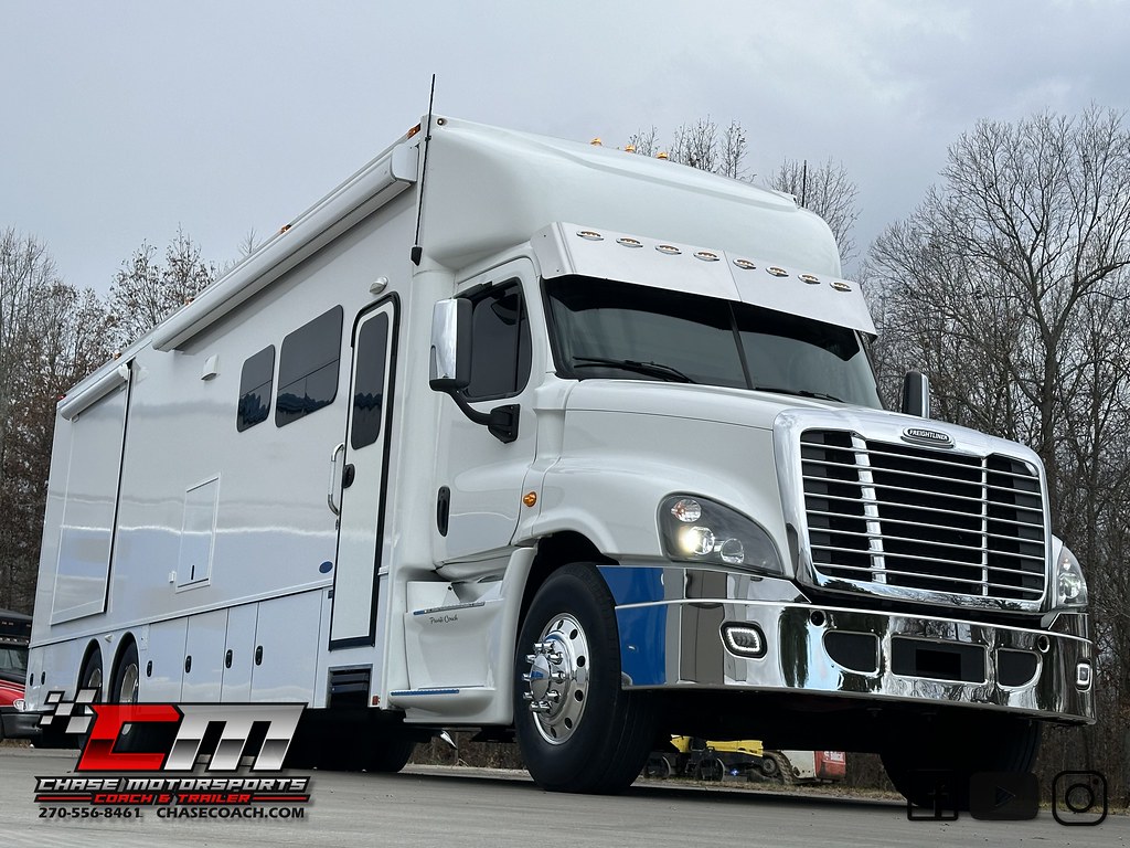 2017 Renegade Classic 45’ Triple Slide 525HP Cummins Low Miles Sleeps 6