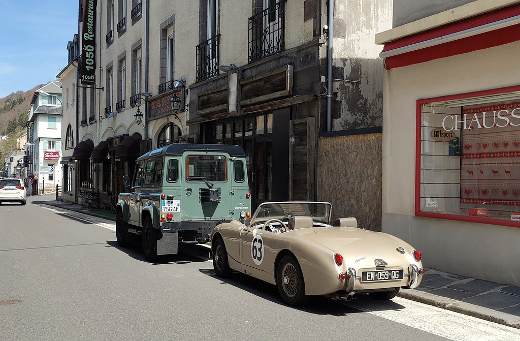 Land Rover Defender & Austin Healey Sprite MK1 crash71100 Flickr