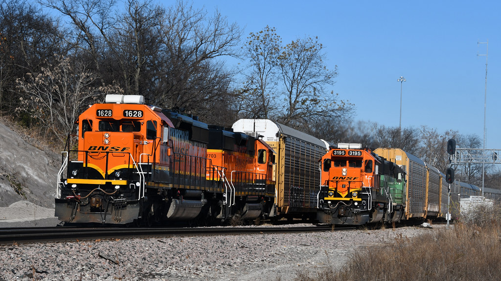 BNSF SD402 1628 A pair of BNSF Yard Jobs work East Thomas… Flickr