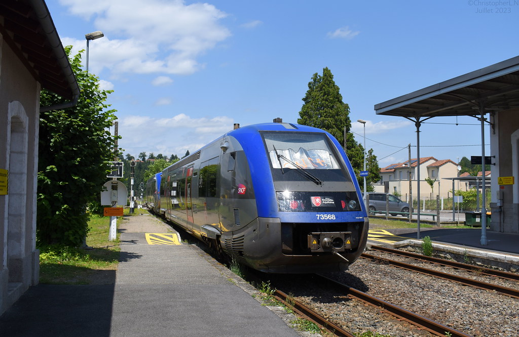 X73500 + X73568 NouvelleAquitaine Gare de SaintLéonardd… Flickr