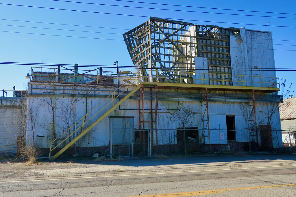 Abandoned, Bloomer, AR An abandoned industrial building in… Flickr