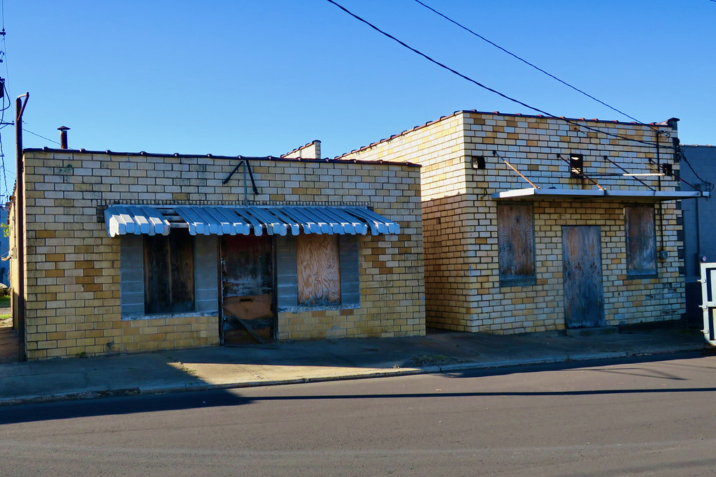 Abandoned Buildings, Morrilton, AR Two abandoned brick bui… Flickr