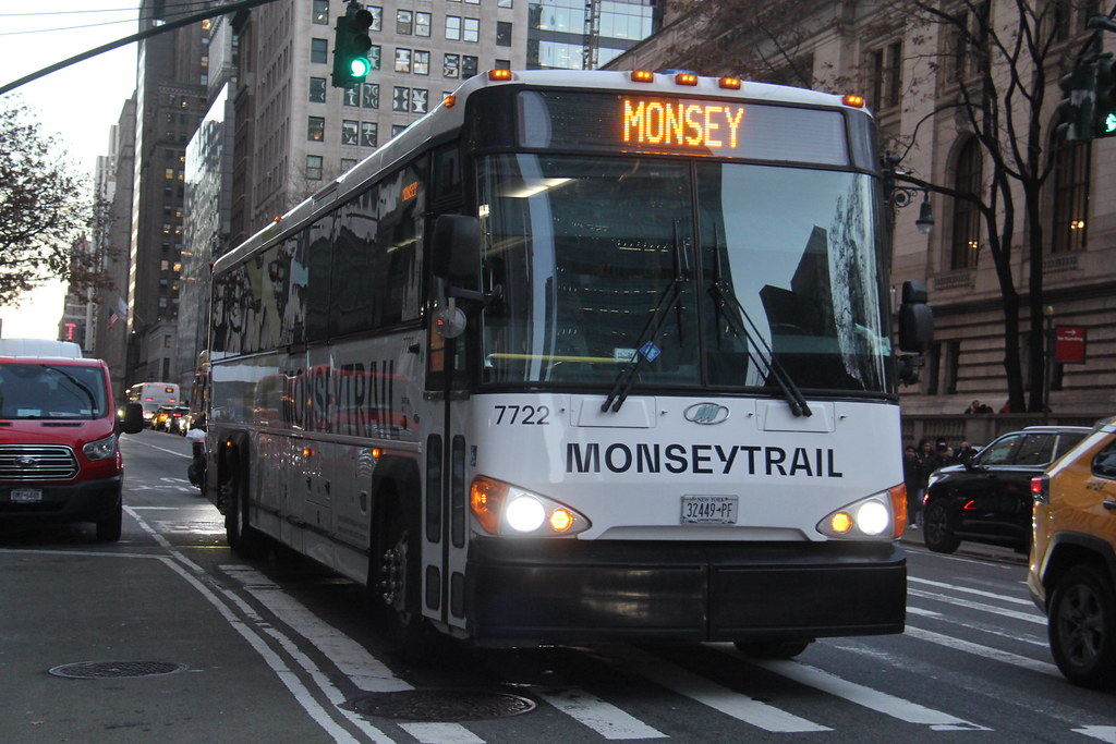 IMG_6461 2014 MCI D4500CT 7722 (ExKeller Bus Service 67… Flickr