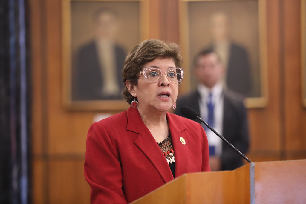 HENRY KRONFLE KOZHAYA, TITULAR DEL PARLAMENTO, RECIBE DEL … Flickr