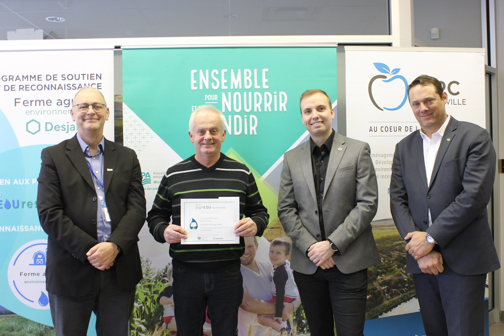 Ferme S.C.S. inc. SaintDamase Sur la photo de gauche à … Flickr