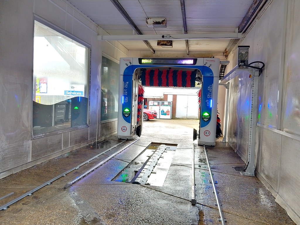 NEW Esso car wash, Rickmansworth Istobal M'wash 3 Pro with… Flickr