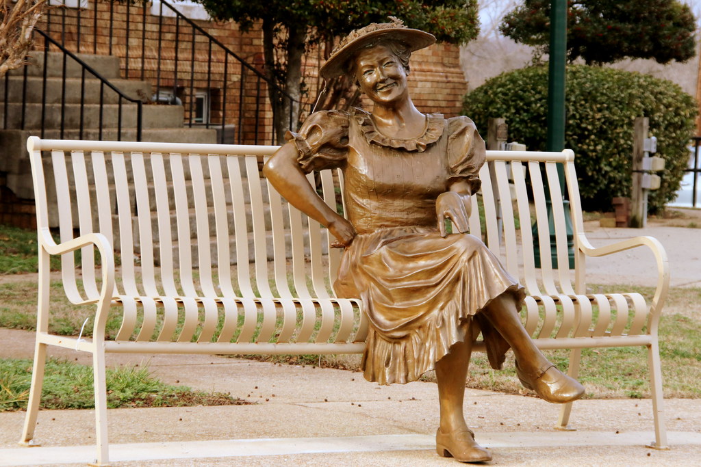 New Minnie Pearl Statue Centerville, TN The town of Cent… Flickr