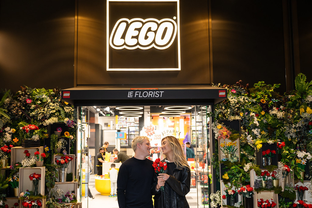 A popup LEGO flower shop at their Battersea Power Station… Flickr