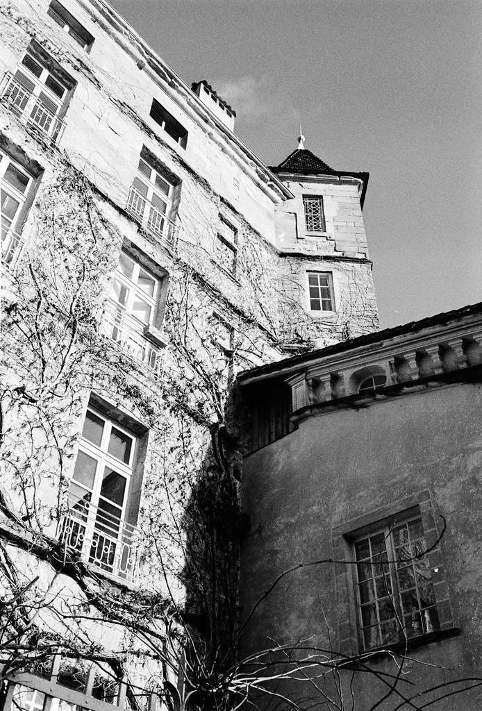 Vue sur façade | ----- Canon A-1 FD 35mm f2 HC-110 dilution … | Flickr