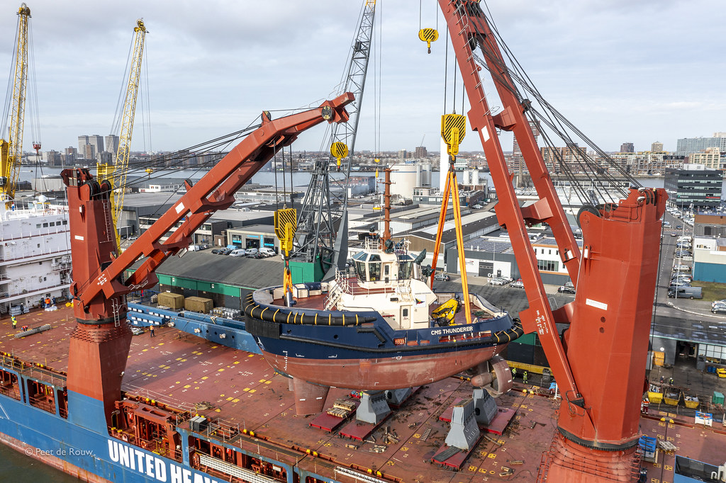 Heavy Lift Cargo handling with a heavy tugboat in the Port… Flickr