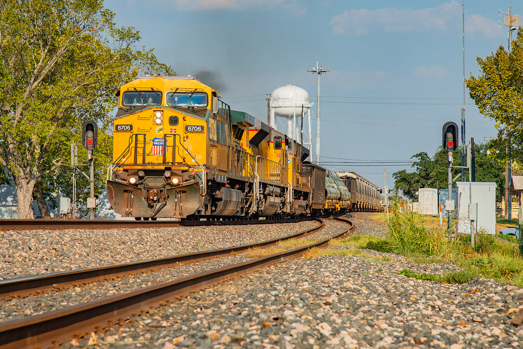 UP 6706 West | 6706 blasts into the afternoon sun at E Weima… | Flickr