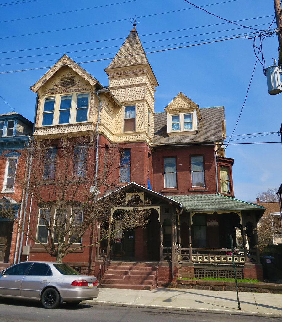 Large House, Lebanon, PA A very large house in Lebanon, Pe… Flickr
