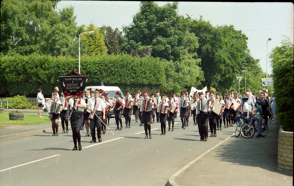Ladybank Festive Week Parade 1998 Dunfermline Accordian … Flickr