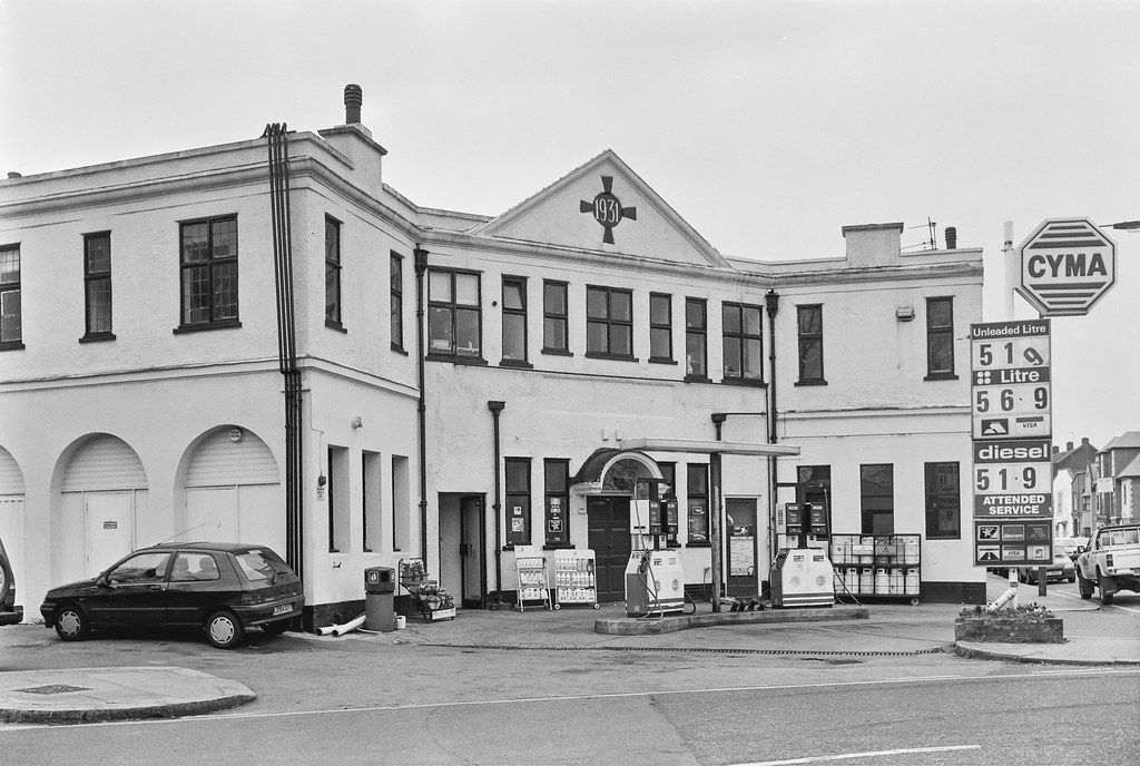 Garage, High St, Hadley Green Rd, 1994, 943aa44 Flickr