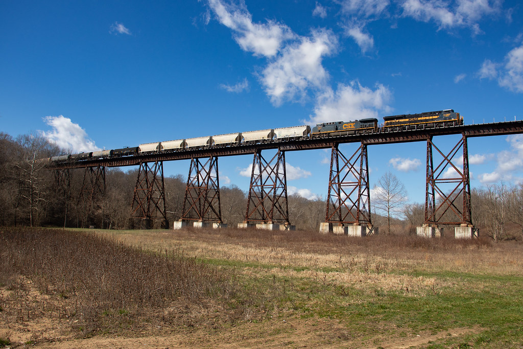 M57409 Osgood CSX M57409 crosses the Highbridge over L… Flickr