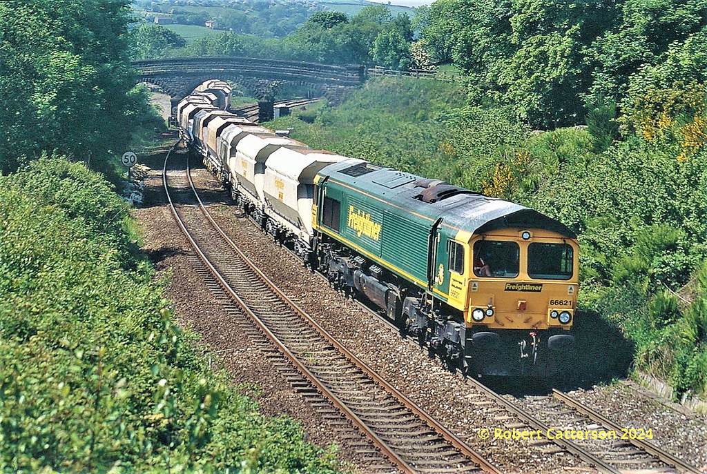 RLT33025 862006 Wash 66621 passes through Chinley East … Flickr