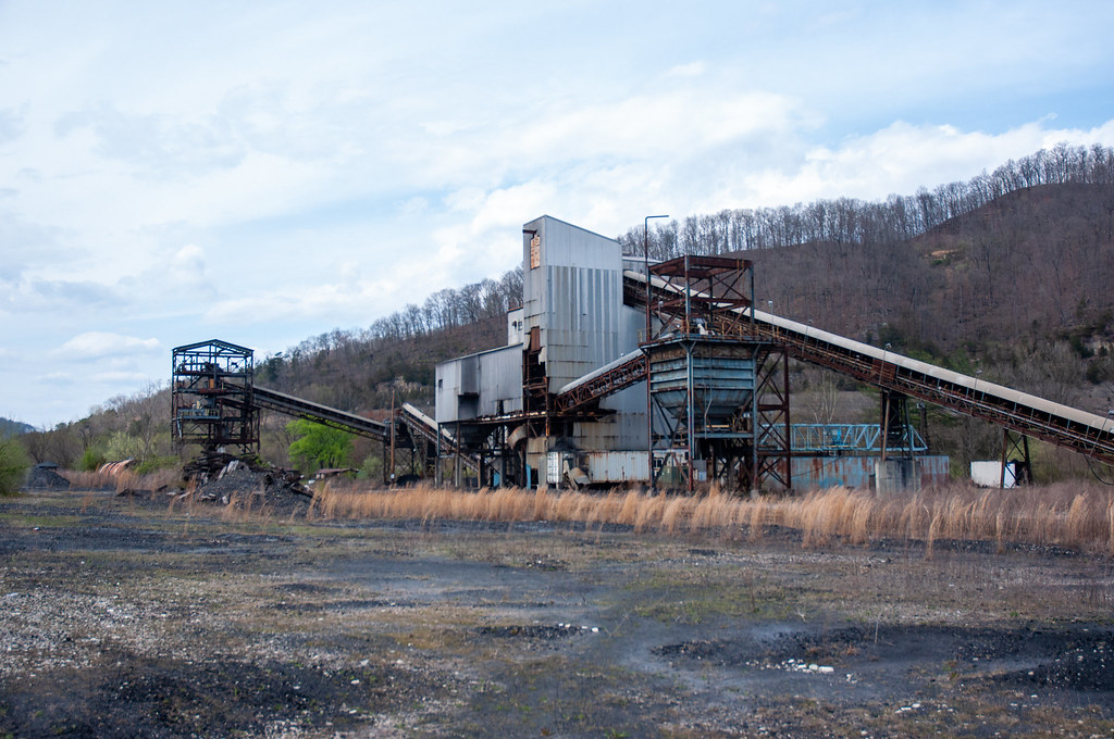 Ivel One of several idle loadouts on site at Ivel, Ky, thi… Flickr