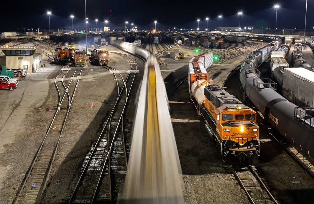 Galesburg, IL Switch jobs work around the clock in the hug… Flickr