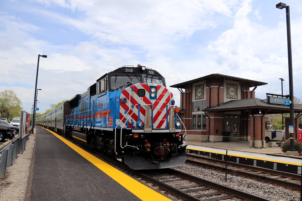 Wood dale Metra 508 leads an outbound MDW scoot at Wood D… Flickr
