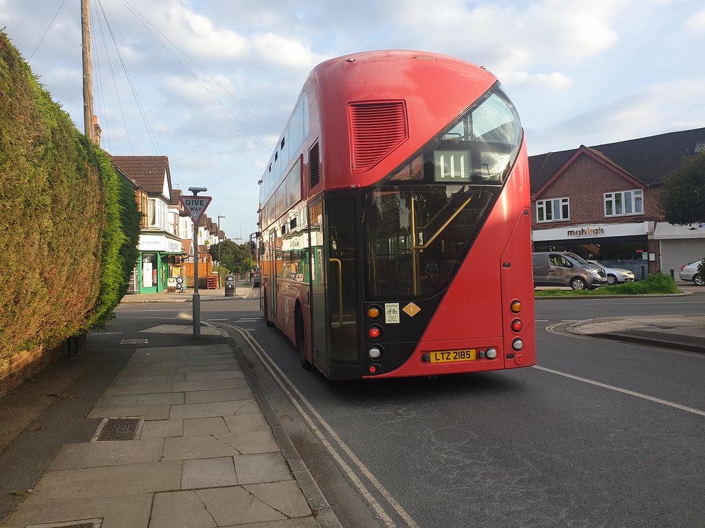 LT985 LTZ2185 at Courtlands avenue 08/05/2024 Noah Campbell Flickr